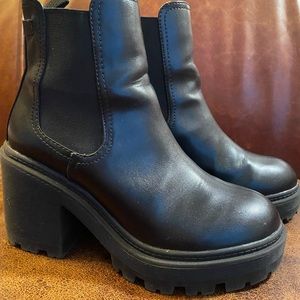 Black Urban Outfitters Chelsea Boots Size 9